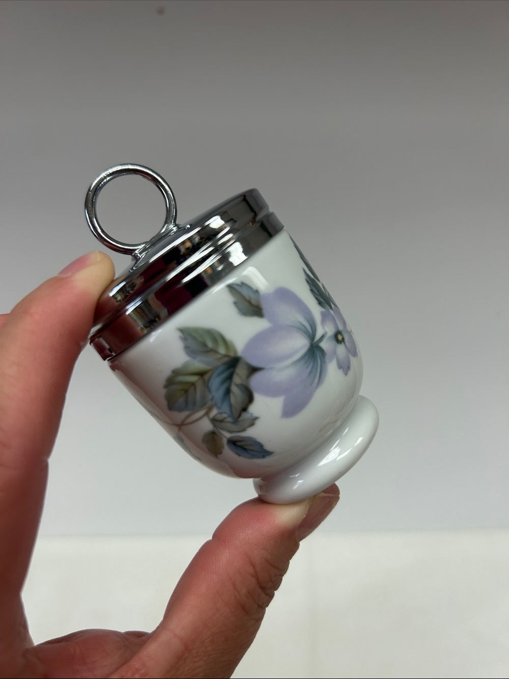 Vintage 3.5 x 2 porcelain egg coddler “June Garland” by Royal Worcester - Picture 6 of 11